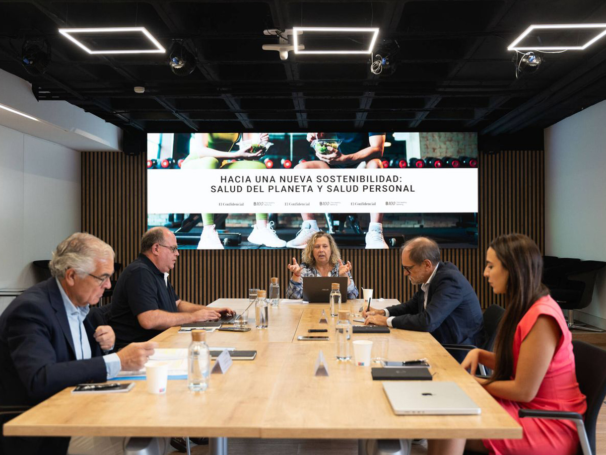 A female fitness athlete. 